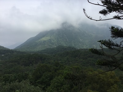 绿山白云白天
